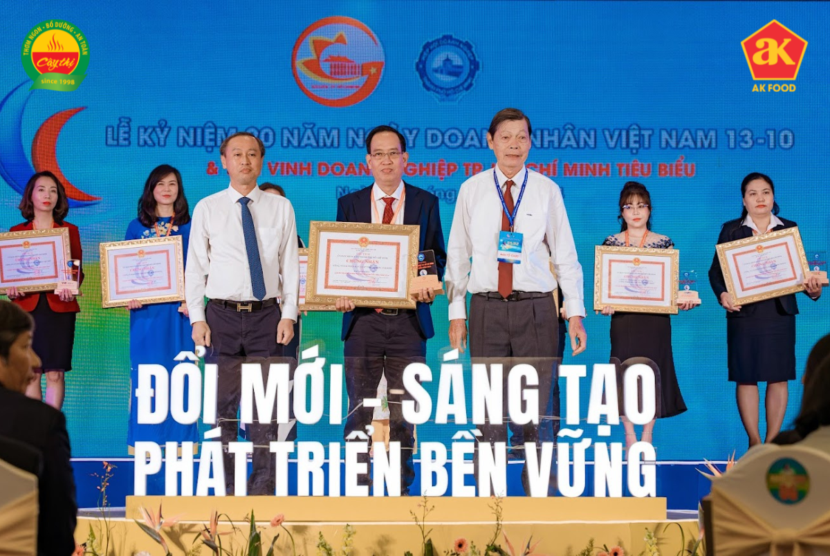 CÂY THỊ 2 LẦN LIÊN TIẾP ĐẠT DANH HIỆU DOANH NGHIỆP VÀ DOANH NHÂN TP.HCM TIÊU BIỂU