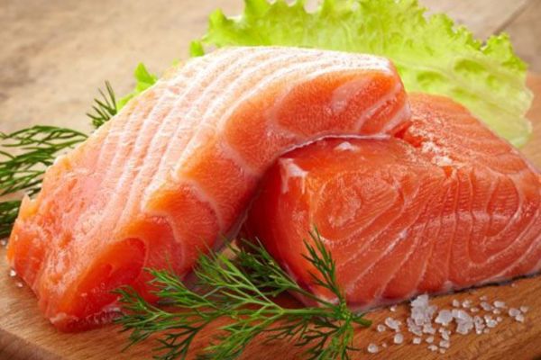 Bé mấy tháng tuổi ăn được cá hồi? Những điều mẹ nên biết 