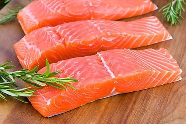 Bé mấy tháng thì ăn được cá hồi? Những dinh dưỡng có trong cá hồi 