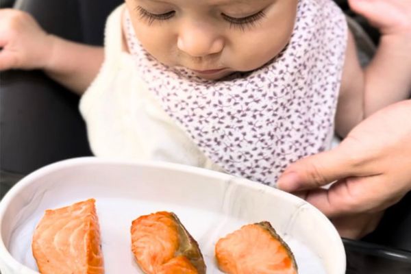 Bé mấy tháng ăn được cá hồi? Bé nên ăn cá hồi từ 7 tháng tuổi để giảm nguy cơ dị ứng.