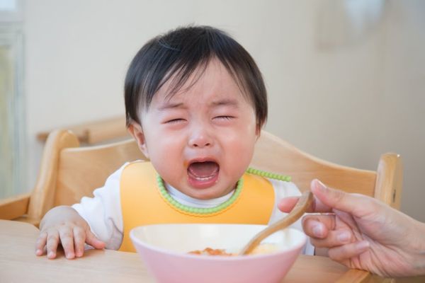 Bé 2 tuổi biếng ăn có thể do sức khỏe, thực đơn lặp lại hoặc bị phân tâm trong bữa ăn