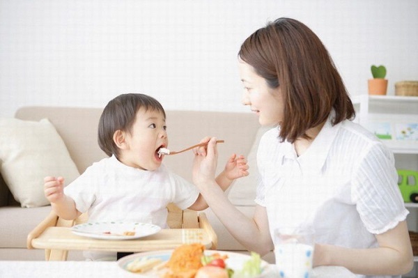 Ăn đủ bữa là yếu tố quan trọng trong thực đơn bé 2 tuổi